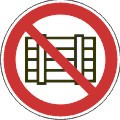 Запрещается загромождать проходы и (или) складировать